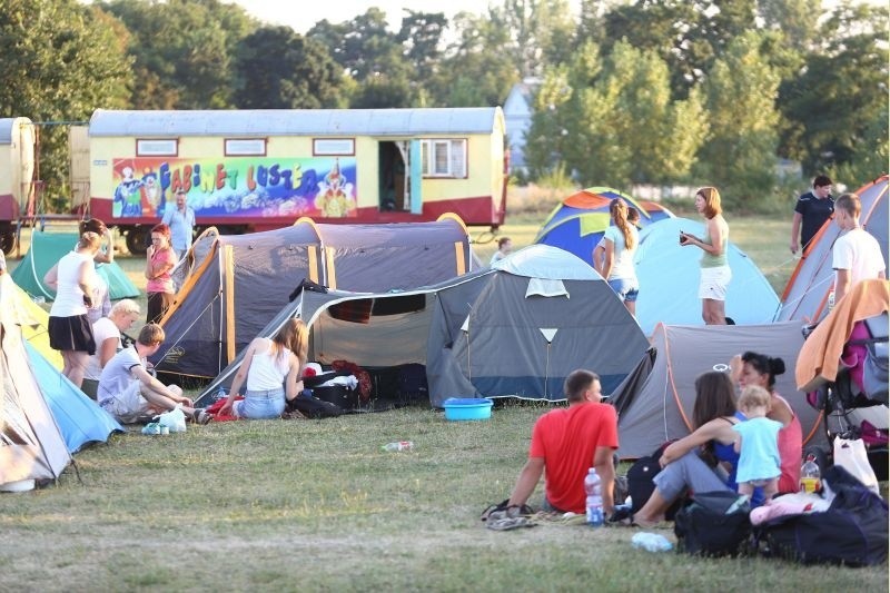 Przygotowania do ostatniego noclegu. Pątnicy zbierają siły...