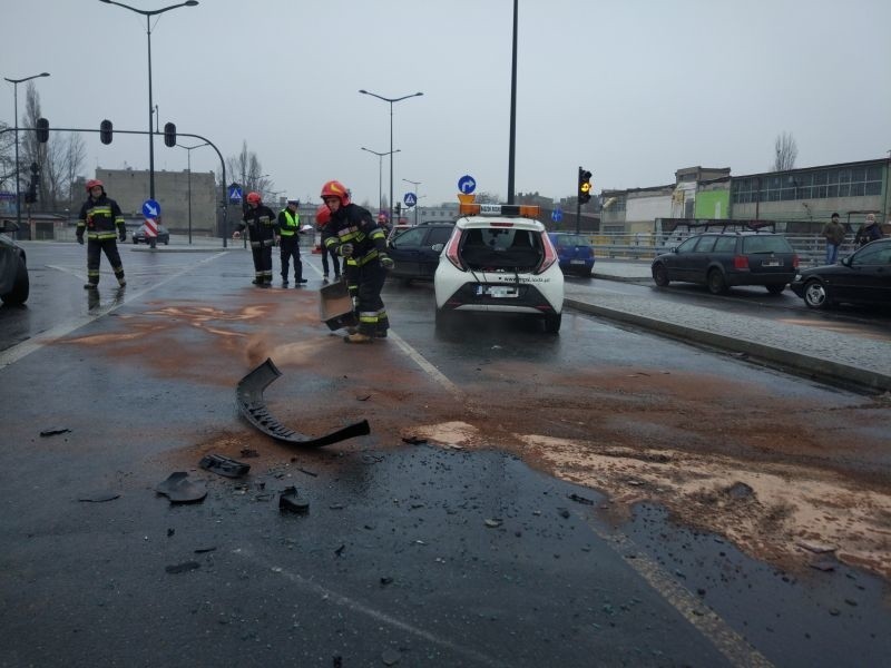 Uwaga na marznący deszcz! Bardzo śliskie drogi i chodniki. Przy dworcu Fabrycznym zderzyły się 24 samochody!