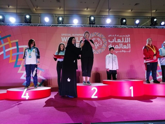 Małgorzata Królik zdobyła srebrny medal w rozgrywkach indywidualnych i brązowy - w deblu z kolegą podczas XV Światowych Letnich Igrzysk Olimpiad Specjalnych w Abu Dhabi. Tenisistka pochodzi z Płonkowa, niedaleko Inowrocławia, ale jest mieszkanką Domu Pomocy Społecznej w Mgoszczu (gmina Lisewo). - Jesteśmy bardzo dumni z kolejnych sukcesów mieszkanki naszego Domu - mówi Grzegorz Sziming, dyrektor mgoskiego DPS-u. - Jest uzdolniona w wielu dyscyplinach sportowych, garnie się do tego, a tenisie stołowym problem by sobie z nią poradzić przy stole mają nawet terapeuci. Jest samoukiem. Po prostu nasi mieszkańcy maja możliwość korzystania z różnych form aktywności sportowej, między innymi mamy stoły do pingponga. Gosia korzysta z tej możliwości i gra dość regularnie. Bardzo to lubi. Kiedyś występowała w sekcji "Kaczory" w Chełmnie, teraz w naszych mgoskich "Jeżykach". Dla Małgorzaty Królik udział w Igrzyskach to nie pierwszyzna. Wcześniej reprezentowała nasz kraj w takich samych imprezach w Toronto i w Szanghaju. - Tyle, że w Toronto, skąd przywiozła puchar za zajęcie czwartego miejsca występowała w jeździe szybkiej na lodzie, a w Szanghaju już w tenisie - podkreśla dyrektor Sziming. - Ze stolicy Chin wróciła z dwoma medalami: złotym w deblu i brązowym w grze indywidualnej. Teraz ma dwa medale i jest jedyna tenisistką stołową z Polski. Reprezentuje zatem nie tylko Mgoszcz, gminę Lisewo, czy województwo kujawsko-pomorskie, ale cały kraj.  Jest więc progres, ponieważ teraz w stolicy Zjednoczonych Emiratów Arabskich, Małgosia wywalczyła indywidualnie srebrny krążek. Małgosia ma 39 lat, ale kondycji i zdolności sportowych pozazdrościć mogłyby jej nawet niektóre nastolatki. - Rozwój poprzez sport to dla naszych podopiecznych nie tylko forma aktywności fizycznej, ale też świetna forma rehabilitacji społecznej - nie ma wątpliwości Grzegorz Sziming. - Oczywiście, nasi mieszkańcy nie są osobami, które wychodzą z inicjatywą, ale odpowiednio zachęceni i zmotywowani przez terapeutów potrafią oddać się bez reszty różnym zajęciom - w tym sportowym. A te ruchowe bardzo dobrze na nich działają, dlatego ich oferta u nas jest szeroka. Niestety, mamy u nas dużo seniorów i nie wszyscy mogą angażować się we wszystkie dyscypliny. Gosia jest bardzo sprawna fizycznie, do tego jej upośledzenie intelektualne jest tylko lekkie. W Mgoszczu cieszą się, że Gosia wywalczyła medale i wraca do nich.  A dyrektor ma już dla niej kolejną niespodziankę. - Ona jeszcze nic nie wie, ale pojedzie na kolejne zawody - tym razem do Holandii - informuje Grzegorz Sziming. - Zaplanowano je na 24-27 maja. Tym razem będzie w reprezentacji w piłkę nożną. To nie wszystko, Małgosia gra także w drużynie hokeja halowego. Stop Agresji Drogowej, odcinek 7. Włos się jeży na głowie!