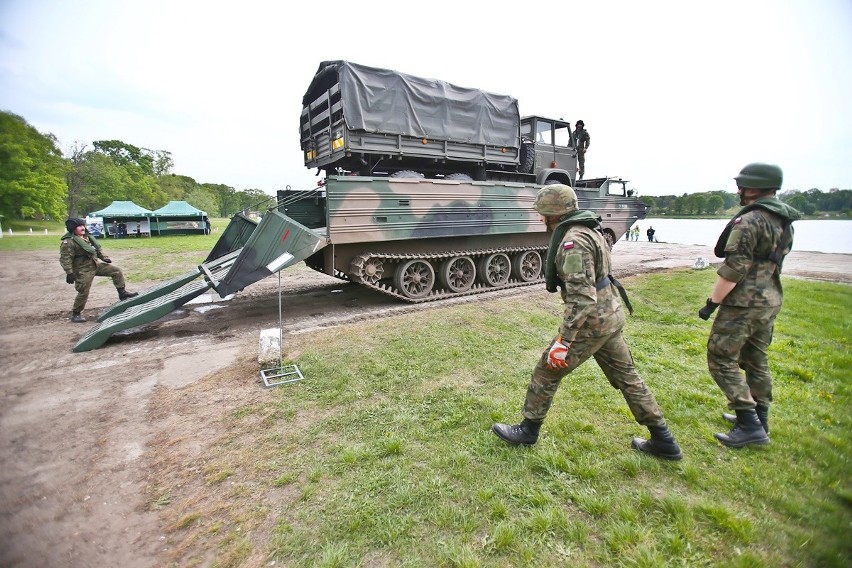 Wojskowe transportery w Odrze koło Kozanowa [ZDJĘCIA]     