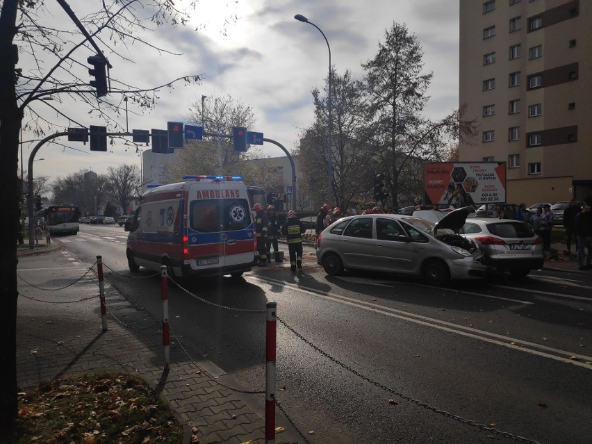 Białystok. Zderzenie trzech aut na skrzyżowaniu ulic Mickiewicza z Konopnickiej. Poszkodowane dziecko [ZDJĘCIA]