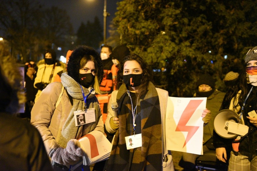 Pierwsza pikieta przed Komendą Miejską Policji w Toruniu...