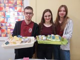 Uczniowie z sandomierskiego "Katolika" wspierają siostry Albertynki ze Lwowa. W szkole zorganizowano kiermasz ciast. Zobacz zdjęcia