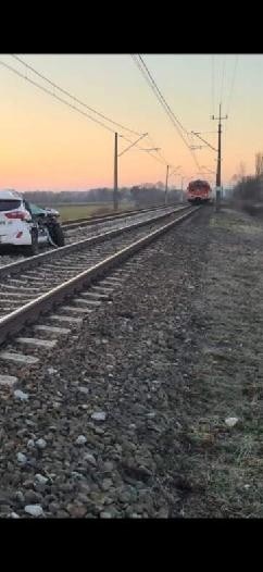 Tragedia na przejeździe kolejowym w Ostrowcu. Samochód zderzył się z pociągiem, nie żyje mężczyzna 