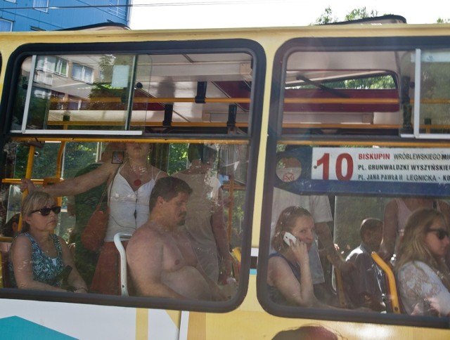 Wrocławski tramwaj podczas upałów - pozostaje tylko zdjąć koszulę!