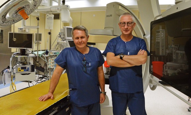 Dr Andrzej Walczak (od lewej) oraz prof. Michał Krejca to kardiochirurdzy z Centrum Kliniczno-Dydaktycznego. W tle sala hybrydowa