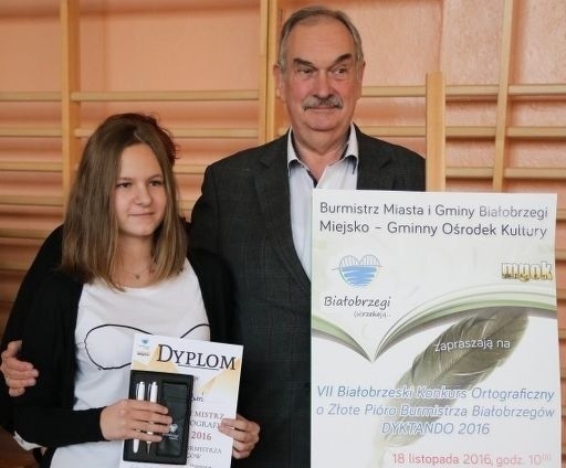 Białobrzeska mistrzyni ortografii Aleksandra Bień gratulacje odebrała także od profesora Andrzeja Markowskiego.