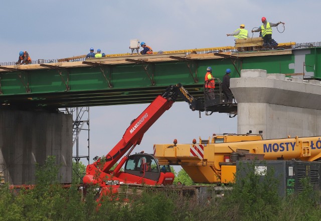 Konstrukcja pierwszego z dwóch wiaduktów alei Wojska Polskiego jest gotowa, trwają roboty przy betonowaniu płyty głównej.