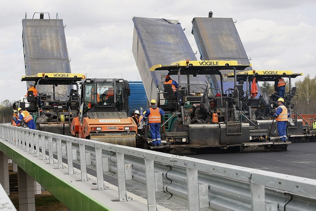 Autostrada, drogi ekspresowe i krajowe – co nasz czeka w 2020 roku? Ile kilometrów tras uda się zbudować, a ile oddać do użytku? Sprawdźcie szczegóły. Szczegóły znajdziecie na następnych slajdach, posługując się klawiszami strzałek, myszką albo gestami