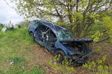 Wypadek na drodze krajowej nr 45 w Żywocicach. Volkswagen passat uderzył w słup energetyczny. Poszkodowane dwie osoby