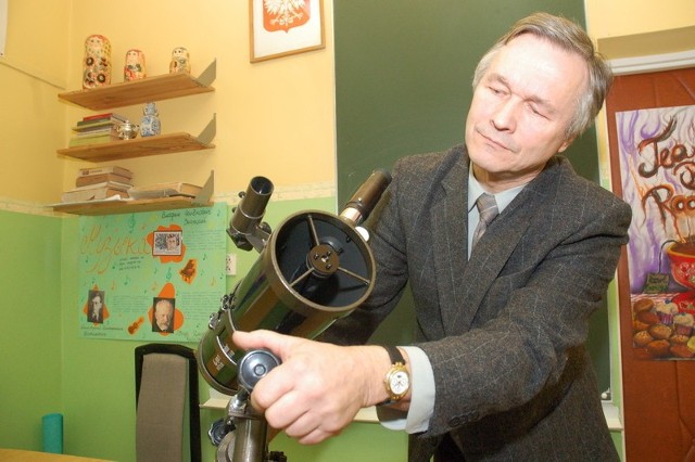 Profesor Marek Golka został laureatem w ogólnopolskim konkursie na Popularyzatora Nauki, od lat prowadzi pokazy z fizyki.
