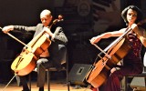 Zielonogórski duet wiolonczelowy Made by Cellos da wyjątkowy koncert świąteczny online – „Dla dzielnej Ani”!