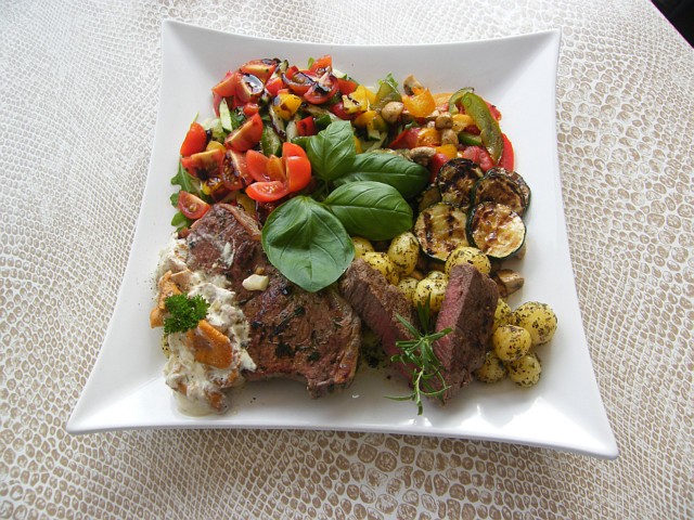 Stek z polędwicy wołowej na kurkach, podany z ziemniaczkami prowansalskimi i grillowanymi warzywami