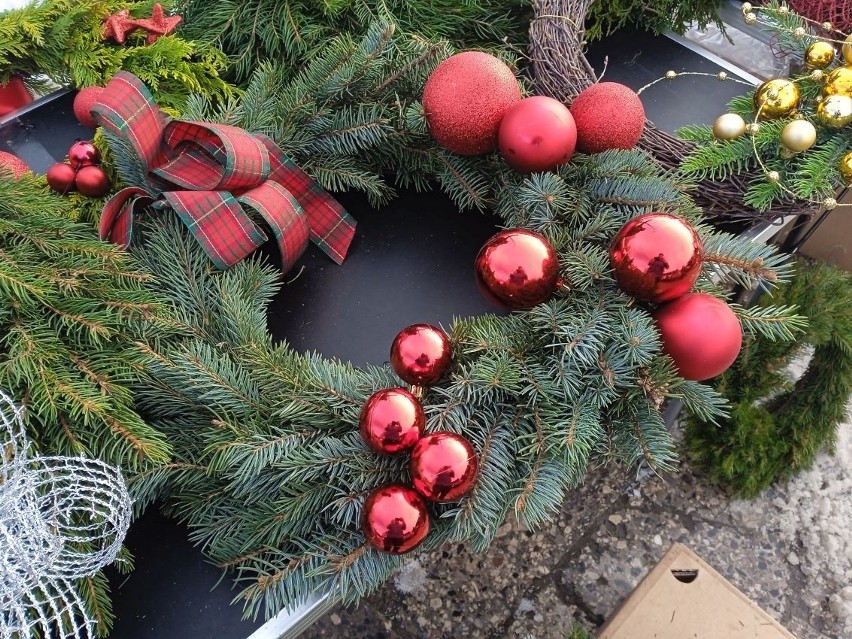 Świąteczne dekoracje na kieleckich bazarach we wtorek 20 grudnia. Zobacz piękne stroiki - będą ozdobą każdego domu