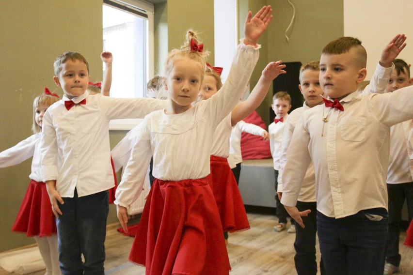 Słupskie przedszkolaki w programie patriotycznym. Był występ dla seniorów [zdjęcia]