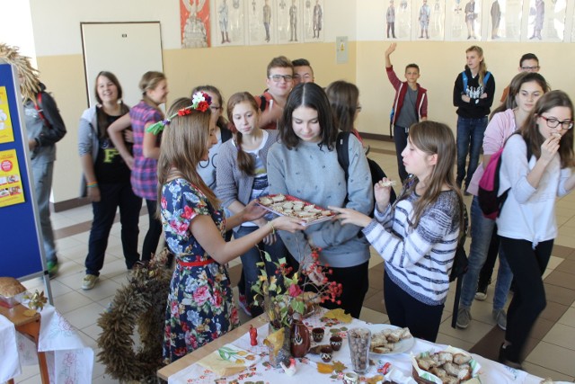 Święto Chleba w szydłowieckim Zespole Szkół im. Jana Pawła II cieszyło się dużą popularnością.