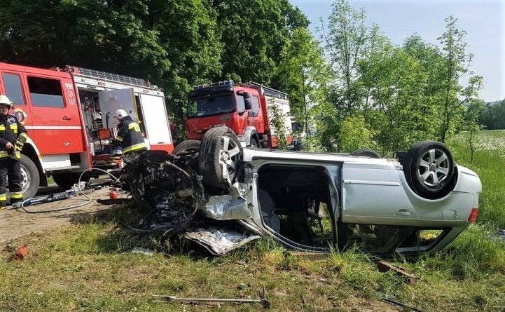 Wypadek w Łososinie Dolnej. Dachował samochód osobowy. Strażacy wyciągali kierowcę z pojazdu [ZDJĘCIA]