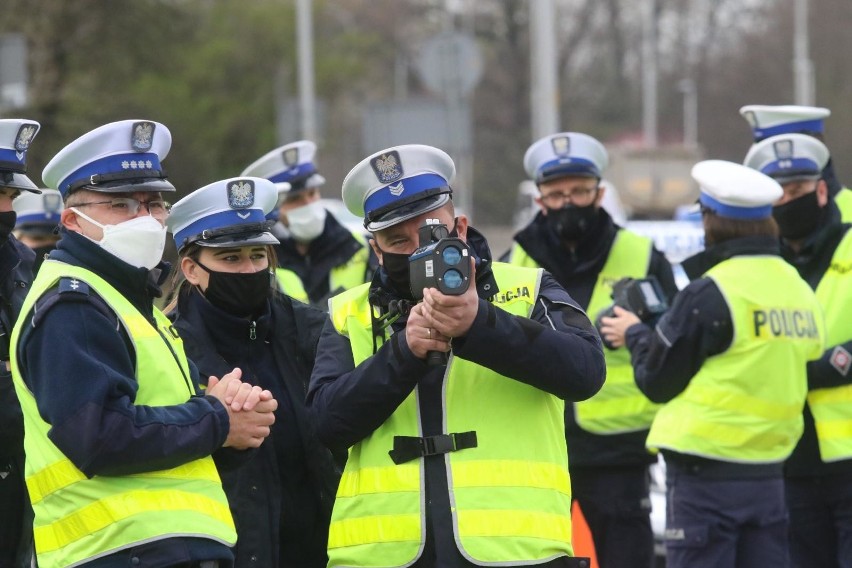 Policjant poniżej 26. roku życia zarobi 4220 złotych netto.