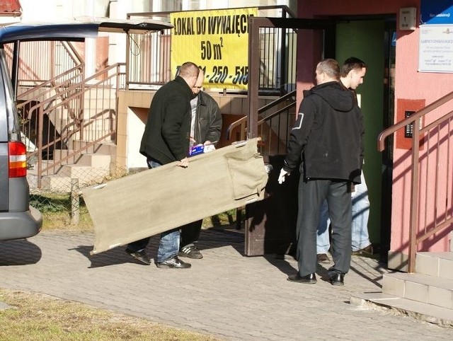 Zabójstwo przy ul. Prostej w Słupsku. Policja na miejscu zbrodni.