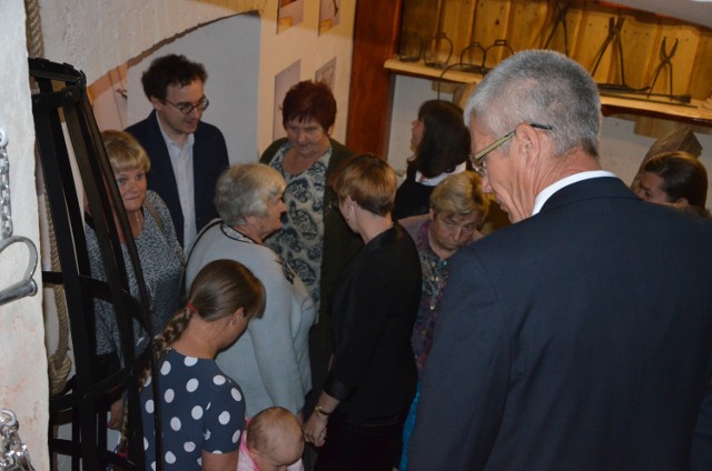 Otwarcie  Piwnicy Rycerskiej  w Starym Garbowie  zgromadziło wielu gości. Uczestnicy uroczystości chwalili pomysł.