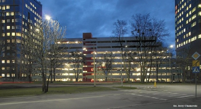 Ośmiokondygnacyjny parking przy ul. Strzegomskiej wpasowuje się w konwencję architektoniczną otaczających go biurowców.