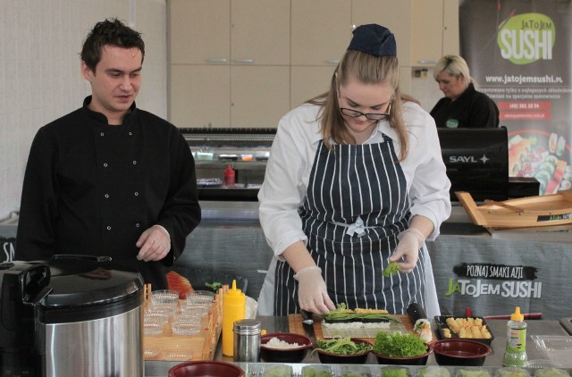 Gabriela Wilczkowska pod okiem mistrza sushi Tomasza Wasila, sprawnie przygotowuje sushi, wykorzystując między innymi ryż, sprasowane glony, krewetki, sałatę i oryginalne sosy japońskie.