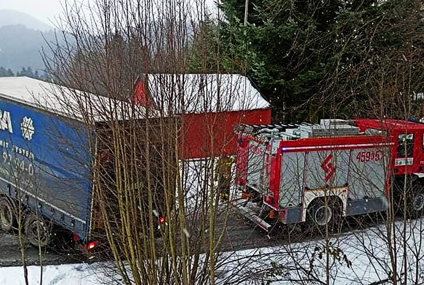 W Piekiełku piekielnie trudne warunki na drodze. TIR zablokował podjazd pod górę