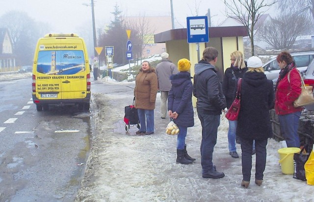 W pogoni za klientem nie wszyscy kierowcy stosują się do rozkładu jazdy i często niewiele robią sobie z pasażerów, których zamiast szanować, traktują lekceważąco.