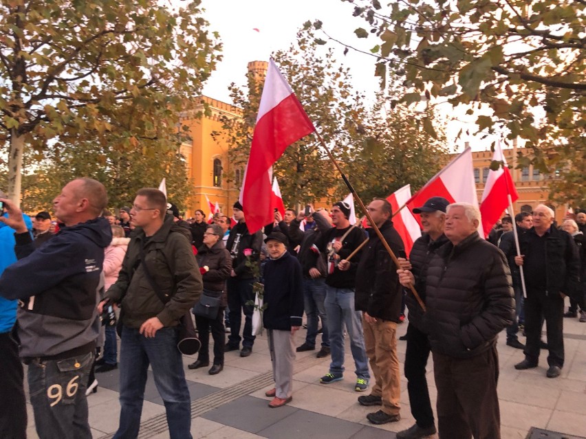 Marsz narodowców we Wrocławiu rozwiązany. Są ranni, wśród nich policjant. Dutkiewicz: Brak wsparcia policji. Ta odpowiada: Był pan tam?