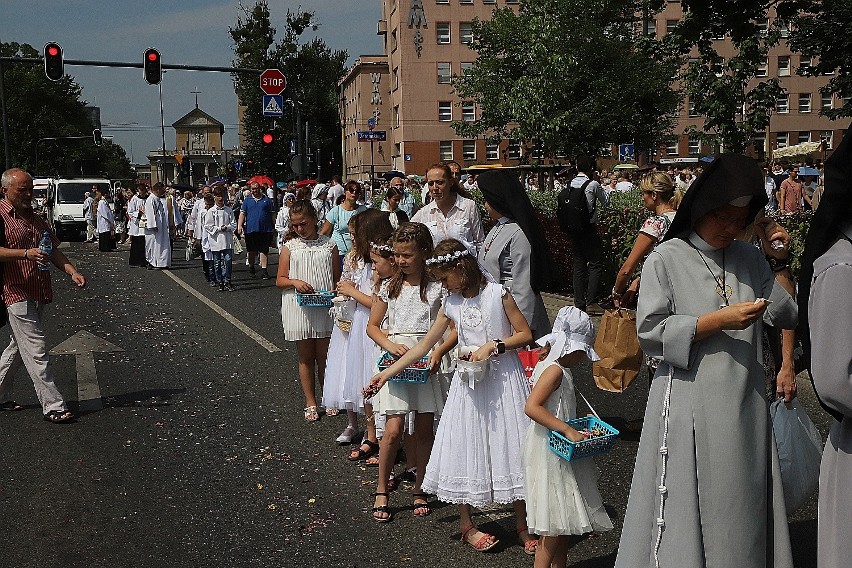 Po raz pierwszy ulicami Łodzi przeszły wspólnoty czterech parafii - pokazali jedność ZDJĘCIA