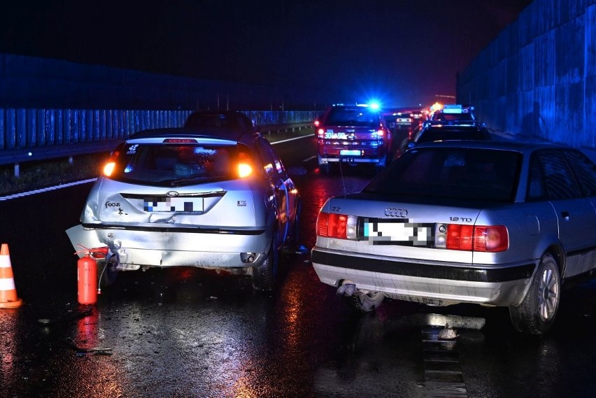 Wypadek w Cedzynie. Dwie osoby ranne po zderzeniu dwóch aut na drodze krajowej numer 74