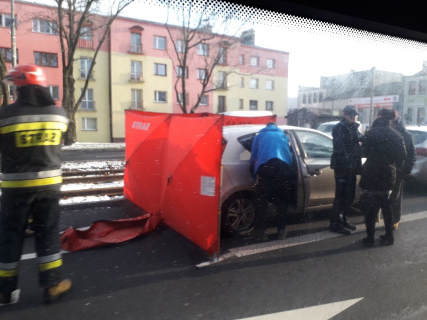 Dąbrowa Górnicza: Kierowca zasłabł i zmarł w samochodzie na Królowej Jadwigi 
