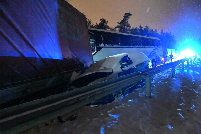 Wypadek na A1 mijał miejsce na drodze prowadzącej w kierunku Łodzi na wysokości wsi Komadzyn. Jak informują służby po wypadku jezdnia jest zablokowana. Utrudnienia mogą trwać do północy. Policja organizuje objazdy: zjazd na węźle Kutno Północ na DK60 w kierunku Kutna następnie DK92 i powrót na autostradę na węźle Kutno Wschód.CZYTAJ DALEJ >>>>zdjęcie ilustracyjne