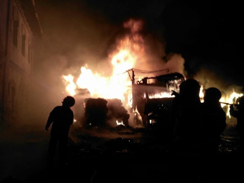 Wielki pożar w Łękach, doszło do wybuchu. Ogień ogarnął ciężarówkę, śmieci i byłą gorzelnię. Strażacy walczyli z żywiołem [WIDEO, ZDJĘCIA]