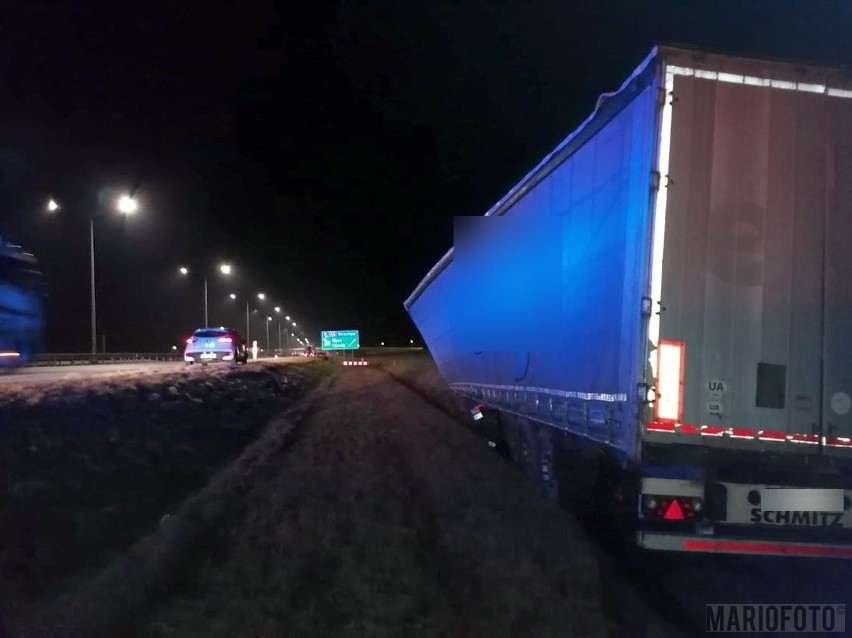 Samochód ciężarowy wypadł z autostrady pod Opolem.