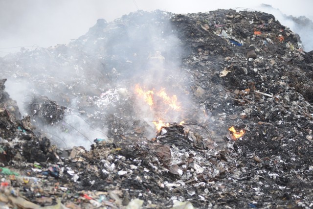 Na Opolszczyźnie powstało kilka nielegalnych wysypisk odpadów. Jedno z nich, w Dąbrowie, zostało podpalone.