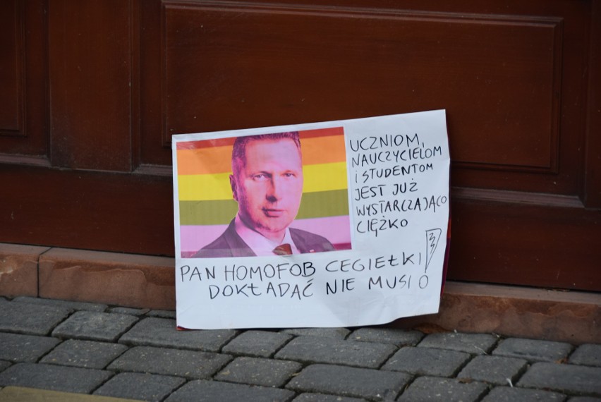 "Czarnek - nie nasz minister". Młodzież protestowała przed siedzibą PiS w Lublinie