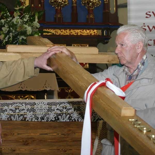 W piątek po południu krzyż niesiony z grobu ks. Popiełuszki w Warszawie dotarł do kościoła farnego w Łańcucie.
