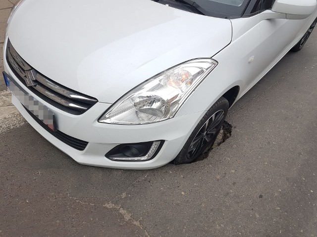 Wypadek na Tymienieckiego. We wtorek, 24 kwietnia, u zbiegu z ul. Sienkiewicza w jezdni zapadł się asfalt. W dziurę wjechała kierująca samochodem osobowym marki Suzuki. CZYTAJ DALEJ NA KOLEJNYCH SLAJDACH