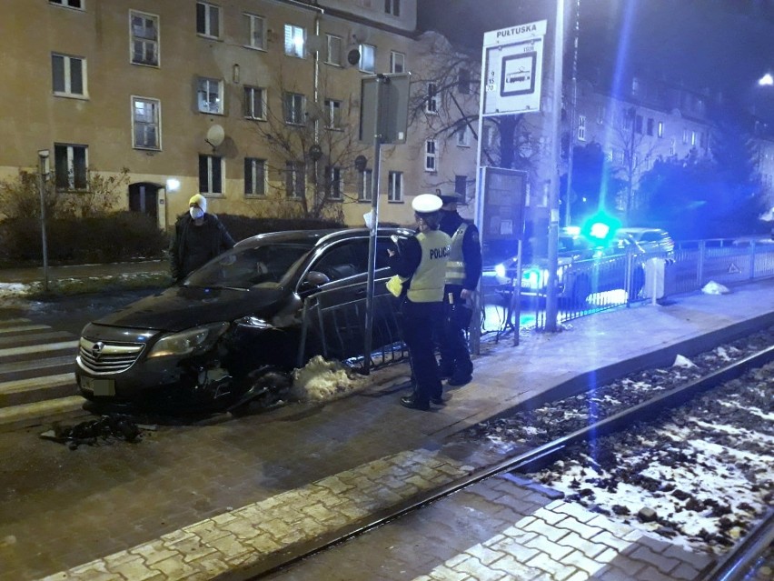 Wypadek na Ślężnej. Po zderzeniu opel uderzył w bariery przystanku [ZDJĘCIA]