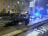 Wypadek na Ślężnej. Po zderzeniu opel uderzył w bariery przystanku [ZDJĘCIA]