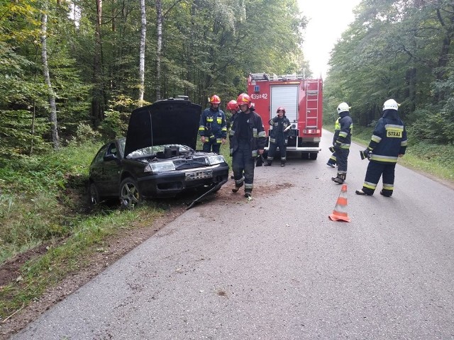 Do zdarzenia strażacy zostali wezwani w niedzielę po godzinie 8. Na trasie Prostki - Długosze zastali uszkodzony i porzucony pojazd marki skoda.