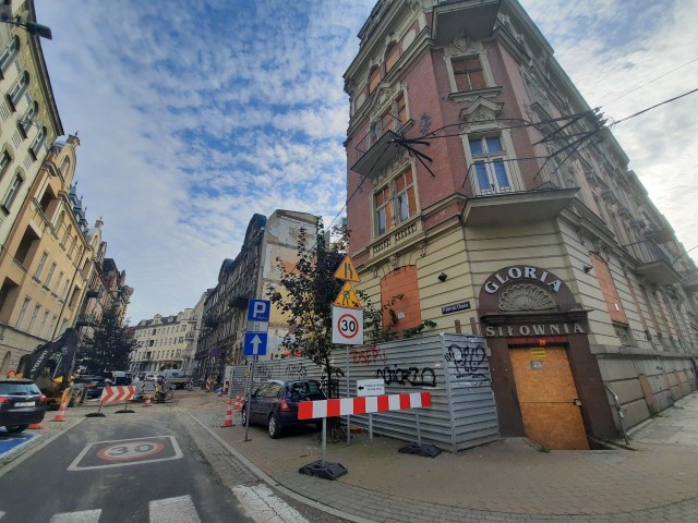 Ulica Chopina w Katowicach i ruina kamienicy, w której przed sześciu laty wybuchł gaz.Zobacz kolejne zdjęcia. Przesuwaj zdjęcia w prawo - naciśnij strzałkę lub przycisk NASTĘPNE