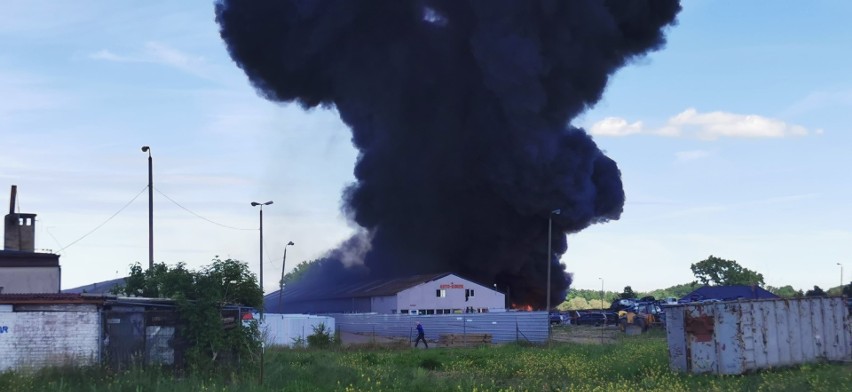 Pożar na stacji demontażu pojazdów w Stobnie