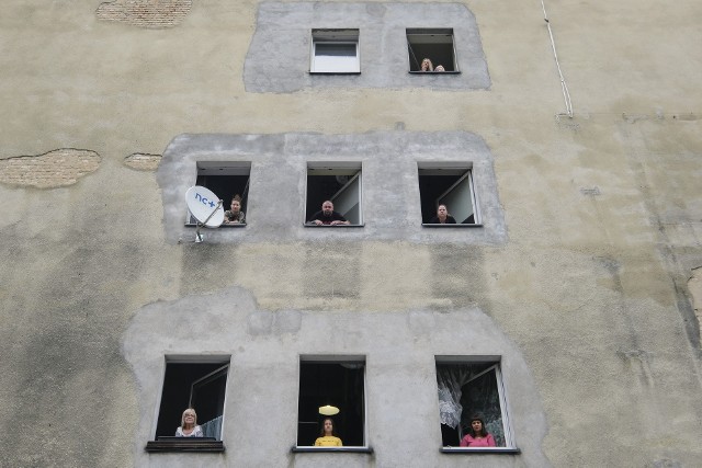 Te osiem okien ma zostać zamurowanych. Mieszkańcu Głogowskiej 32 będą mieli kuchnie i łazienki bez światła dziennego.