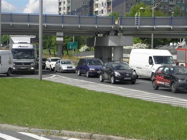 Ciężarówka przewożąca koparkę zahaczyła o barierę wysokości....