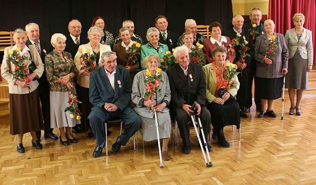 Pamiątkowe zdjęcie uhonorowanych par małżeńskich.