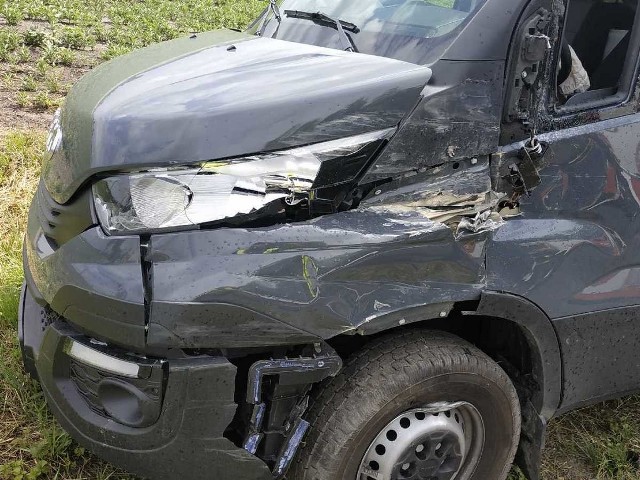 Do zdarzenia doszło dziś (9.07.19 r.), około godziny 12:20  w Samszycach w gminie gm. Osięciny.  Jak ustalili radziejowscy policjanci, kierujący ciężarowym mercedesem na na drodze wojewódzkiej nr 267 nie dostosował prędkości i na łuku drogi zjechał na przeciwny pas. Następnie uderzył naczepą, w prawidłowo jadące iveco. Po zderzeniu dostawczak wpadł do rowu. Szczęśliwie kierującym pojazdami nic się nie stało. Tak świętowano oddanie do użytku Starego Rynku w Bydgoszczy: