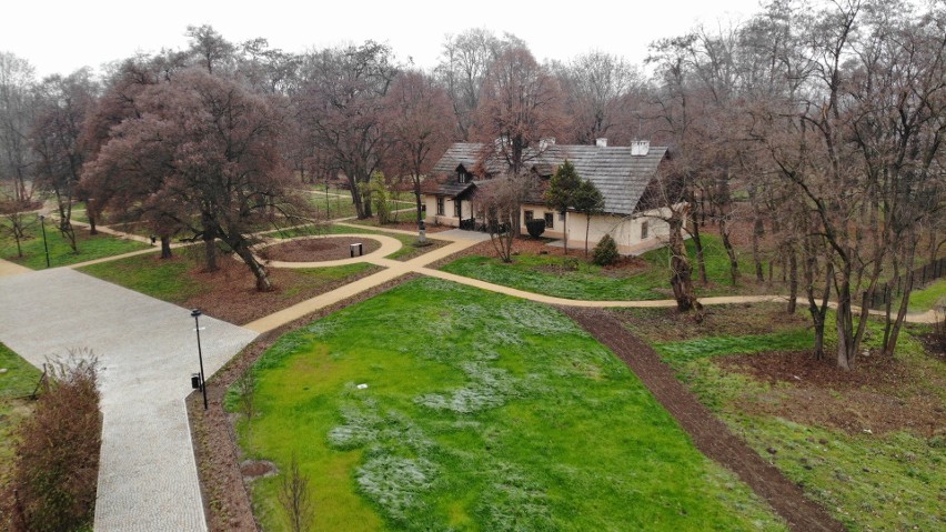 Kraków. Park wokół Dworku Matejki w Krzesławicach odzyskał blask. To miejsce zachwyca 