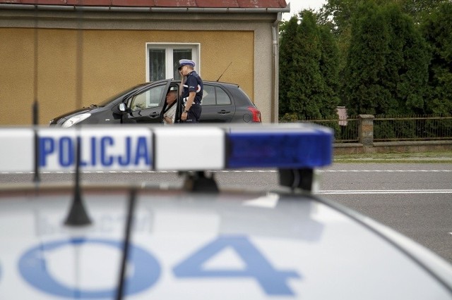 Do szpitala trafił 40-letni kierowca opla i dwie podróżujące z nim osoby &#8211; 76-letni mężczyzna i 74-lenia kobieta.